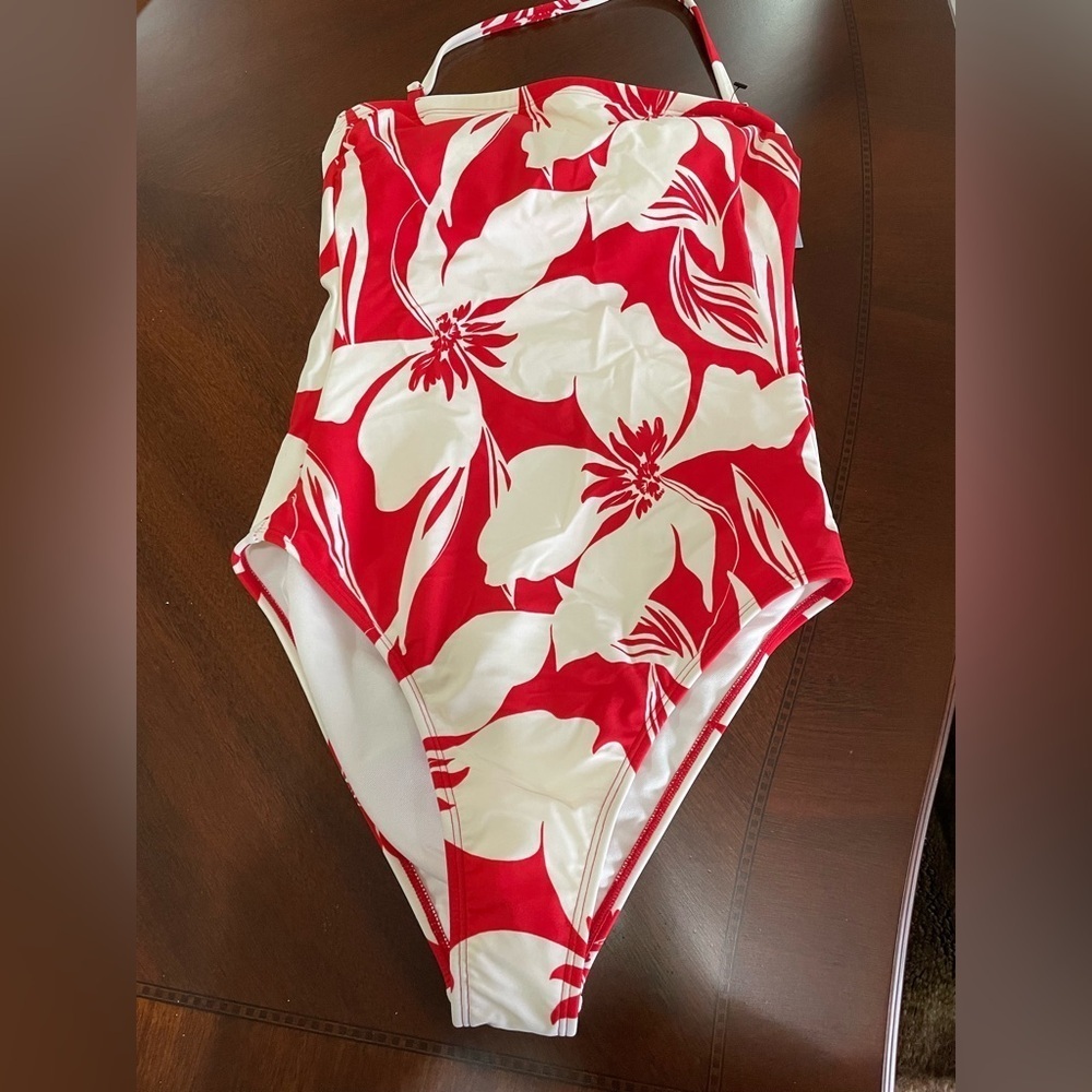 Shade&Shore women’s size 4-6 red and white floral one piece swimsuit.